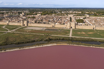 France, Gard (30), Aigues-Mortes, la ville médiévale entourée par ses remparts en bordure des marais salants (Salins du Midi) (vue aérienne)