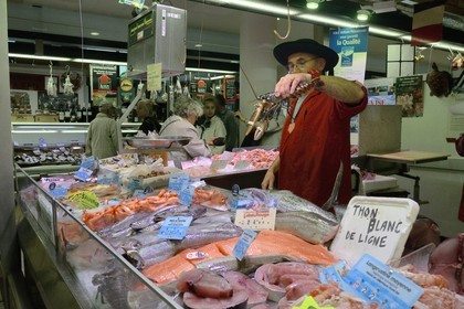 France, Finistère (29), le marché couvert, l'étal du poissonnier