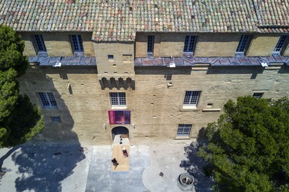 France, Vaucluse (84), Saumane-de-Vaucluse, Chateau de Saumane, une des residences du Marquis de Sade (vue aérienne)