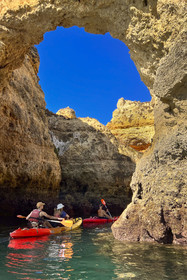 Portugal, Algarve, Lagos, randonnée en kayak au pied des falaises escarpées de la Ponta da Piedade