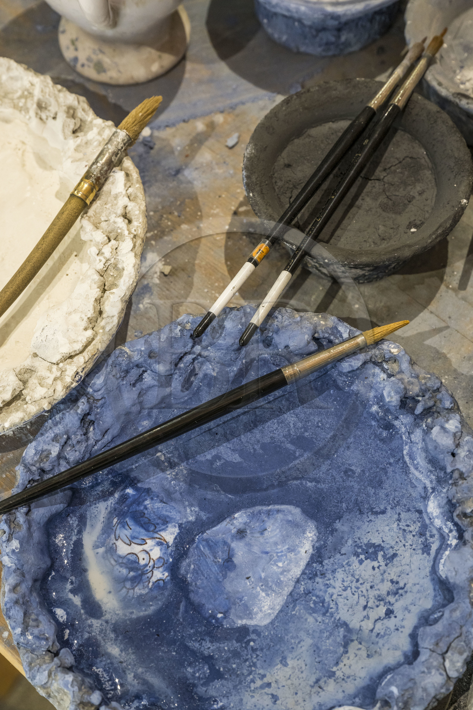 France, Nièvre (58), Nevers, Fayencerie d’art de Nevers, le nécessaire de peinture pour les décors des faïences dans l'atelier