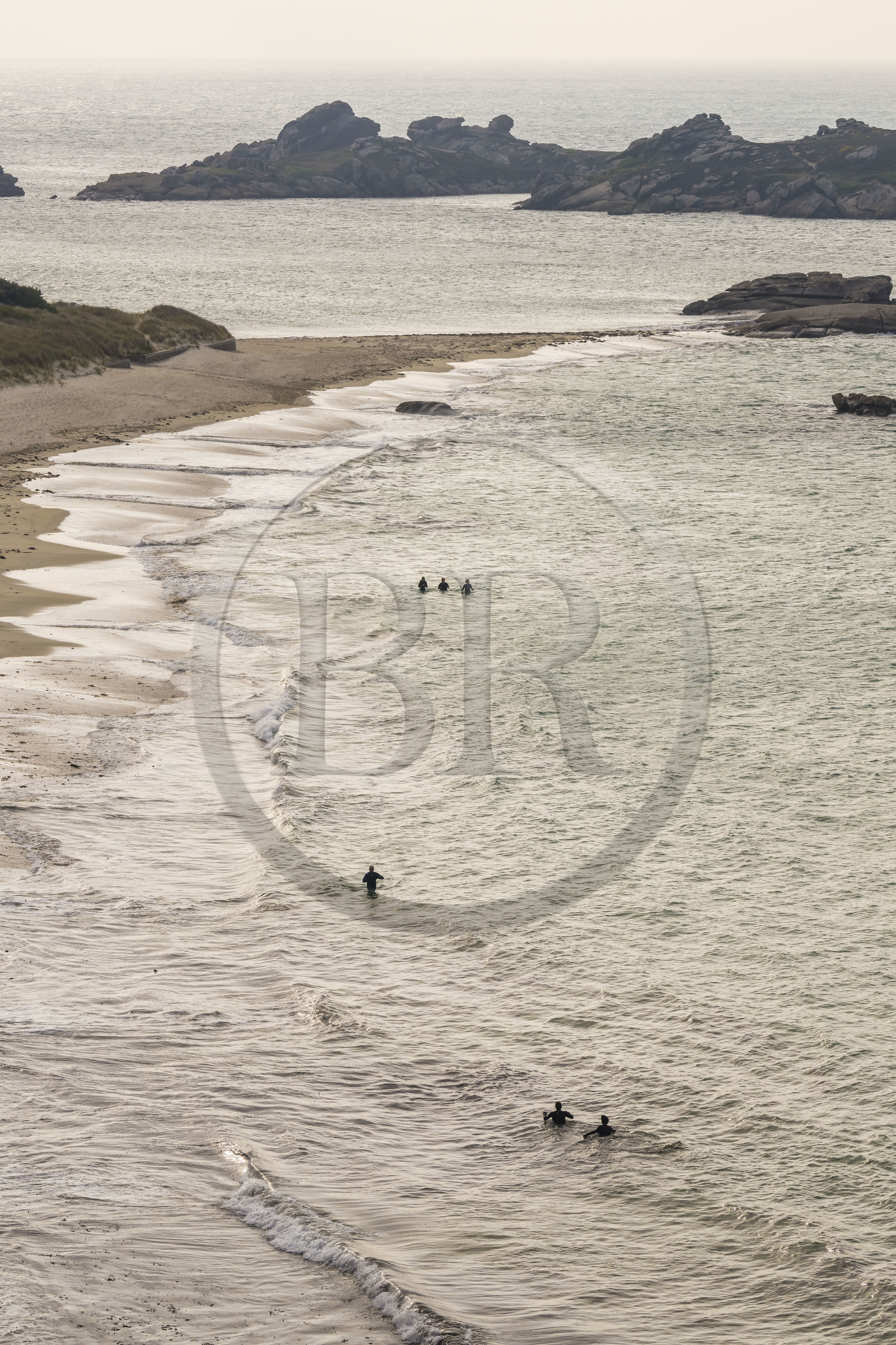 France, Côtes-d'Armor (22), Côte de Granit Rose, Trégastel, plage de la Grève Blanche, pratique de la marche aquatique longe-côte