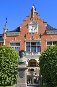 Sweden, Vasterbotten County, Umea, statue of King Gustavus Adolphus of Sweden (King Gustav II Adolf) who founded the city in 1622, in front of the Old Town Hall