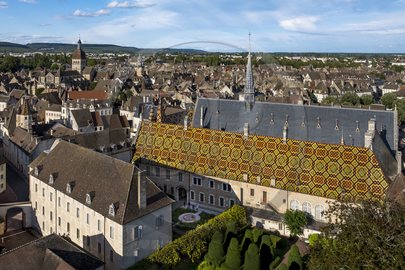 France, Côte-d'Or (21), Beaune, zone classée Patrimoine Mondial de l'UNESCO, Hospices de Beaune, l'Hôtel-Dieu, la basilique collégiale Notre-Dame de Beaune en arrière plan (vue aérienne)