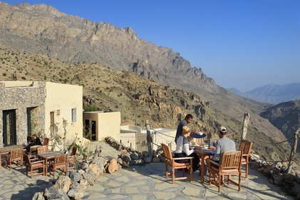 Sultanat d'Oman, Gouvernorat d'Al-Batina du Sud, Hajar occidental, Wadi Mistall, village de Wakan (Wukan), Sama Wakan Heritage Home, chambres d’hotes de charme et terrasse avec vue