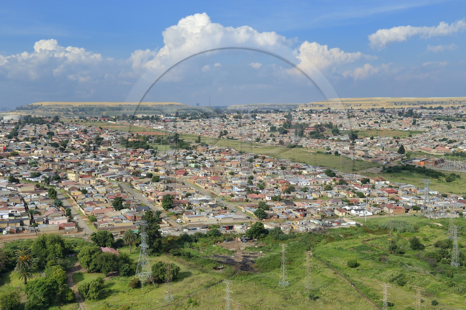 Afrique du Sud, province de Gauteng, Johannesburg, Soweto, le quartier d'Orlando du township et les terrils des mines d'or en arrière plan