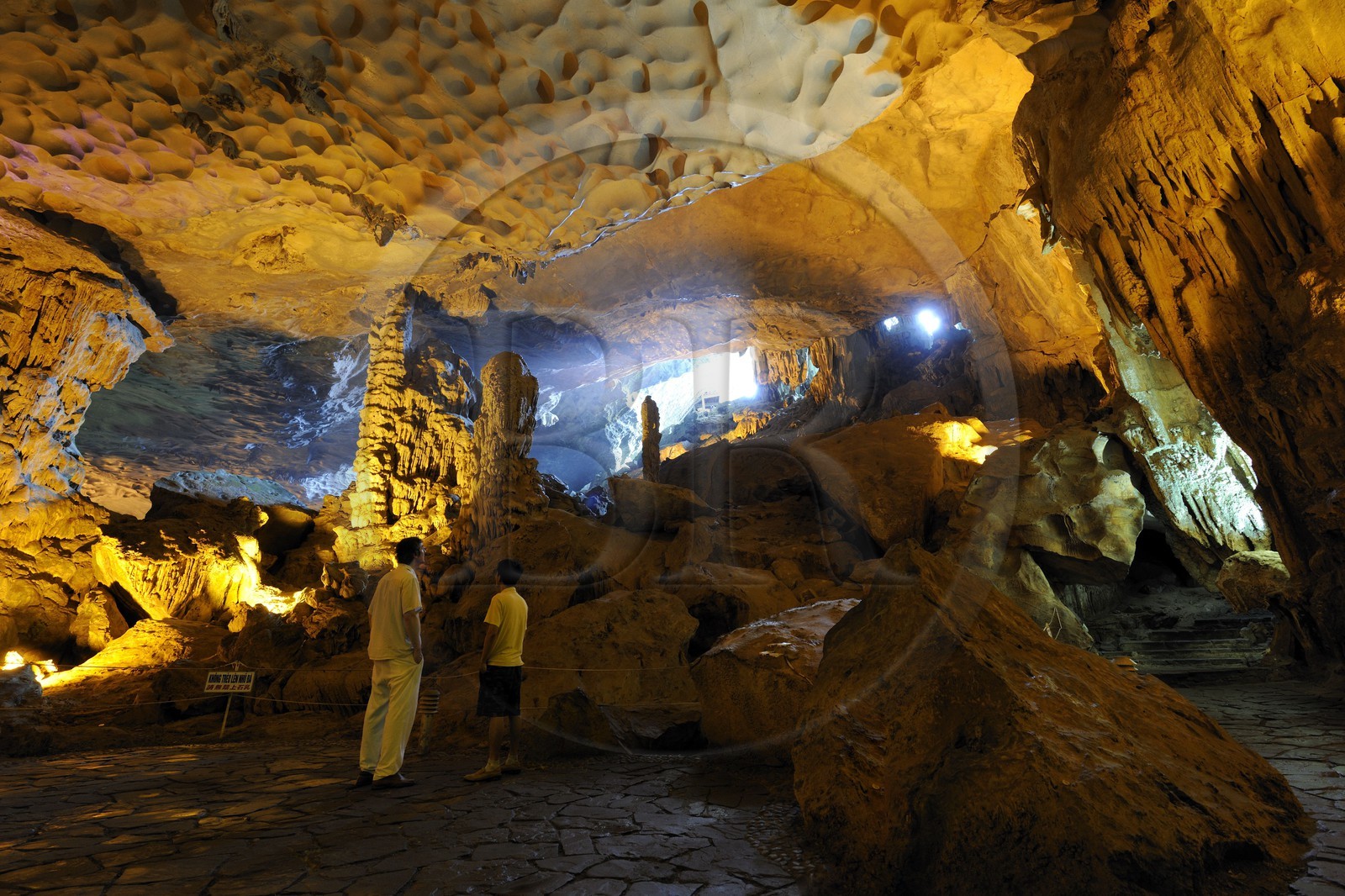 Vietnam, province de Quang Ninh, la Baie d'Halong classée Patrimoine Mondial de l'UNESCO, la grotte Hang Sung Sot dite de la Surprise sur l'île de Bo Hon