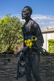 France, Bouches-du-Rhône (13), Parc Naturel Régional des Alpilles, Saint-Rémy-de-Provence, monastère Saint-Paul-de-Mausole, où Van Gogh fût interné en 1889-1890, statue de Van Gogh par le sculpteur Ossip Zadkine