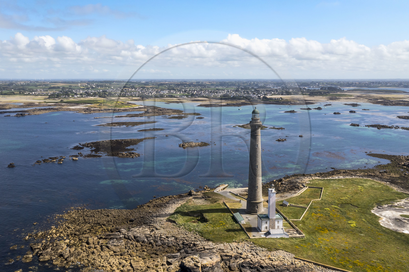 France, Finistère (29), Pays des Abers, Ile Vierge dans l'archipel de Lilia, le phare de l'Ile Vierge, le plus haut phare d'Europe avec 82,5 mètres, et l'ancien phare de 1845 (vue aérienne)