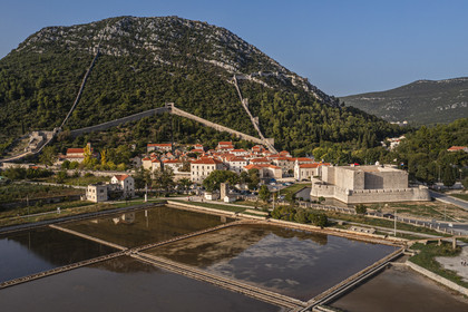 Croatie, Dalmatie, cote dalmate, presqu'ile de Peljesac, la vieille-ville de Ston et les anciens marais salants en premier plan (vue aérienne)