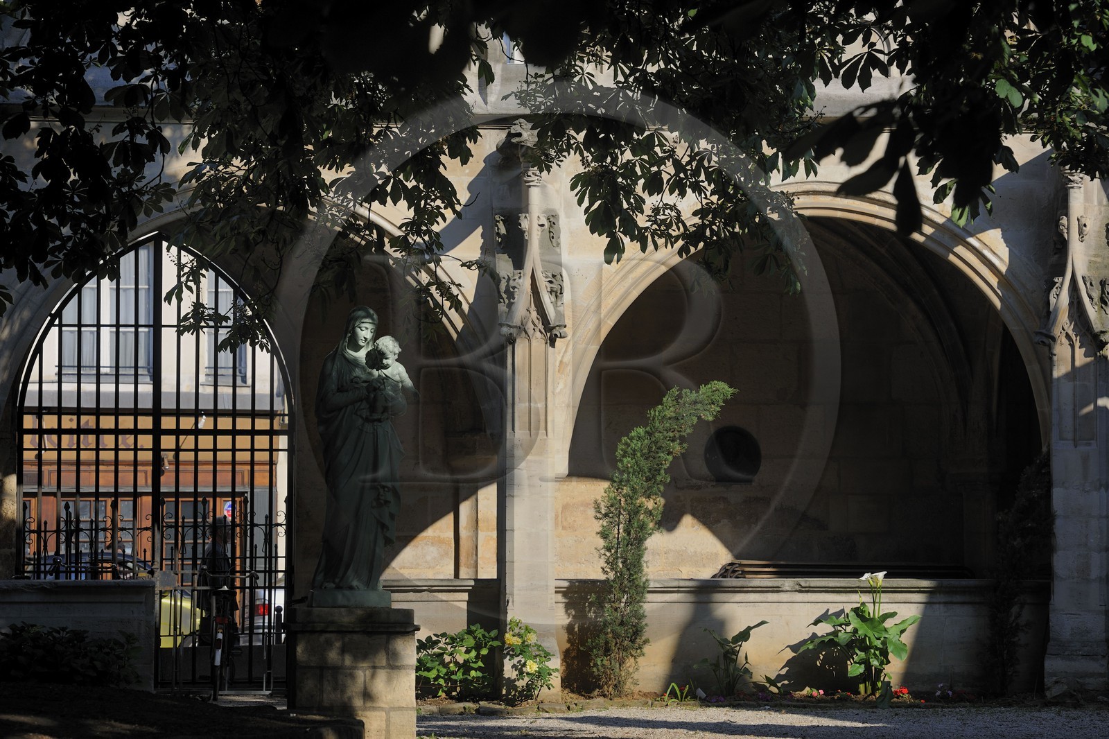 France, Paris (75), Eglise Saint-Séverin , jardin qui remplace l'ancien charnier qui était devant l'église