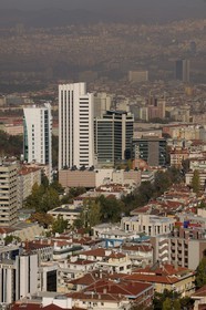 Turquie, Anatolie centrale, Ankara, quartier de la ville moderne, les immeubles qui bordent l'artère principale Atatürk boulevard