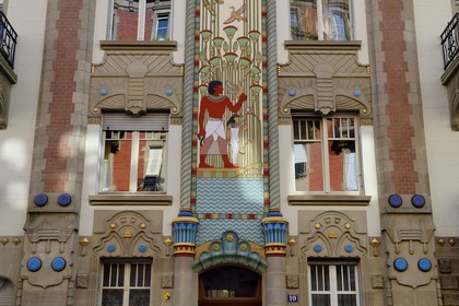 France, Bas-Rhin (67), Strasbourg, quartier de la Neustadt datant de la periode allemande, immeuble Art nouveau et orientaliste dit Maison égyptienne au 10 rue du Général Rapp de l'architecte Scheyder et fresque polychrome aux figures égyptiennes et décor végétal de l'artiste Zilly (1905-1906)