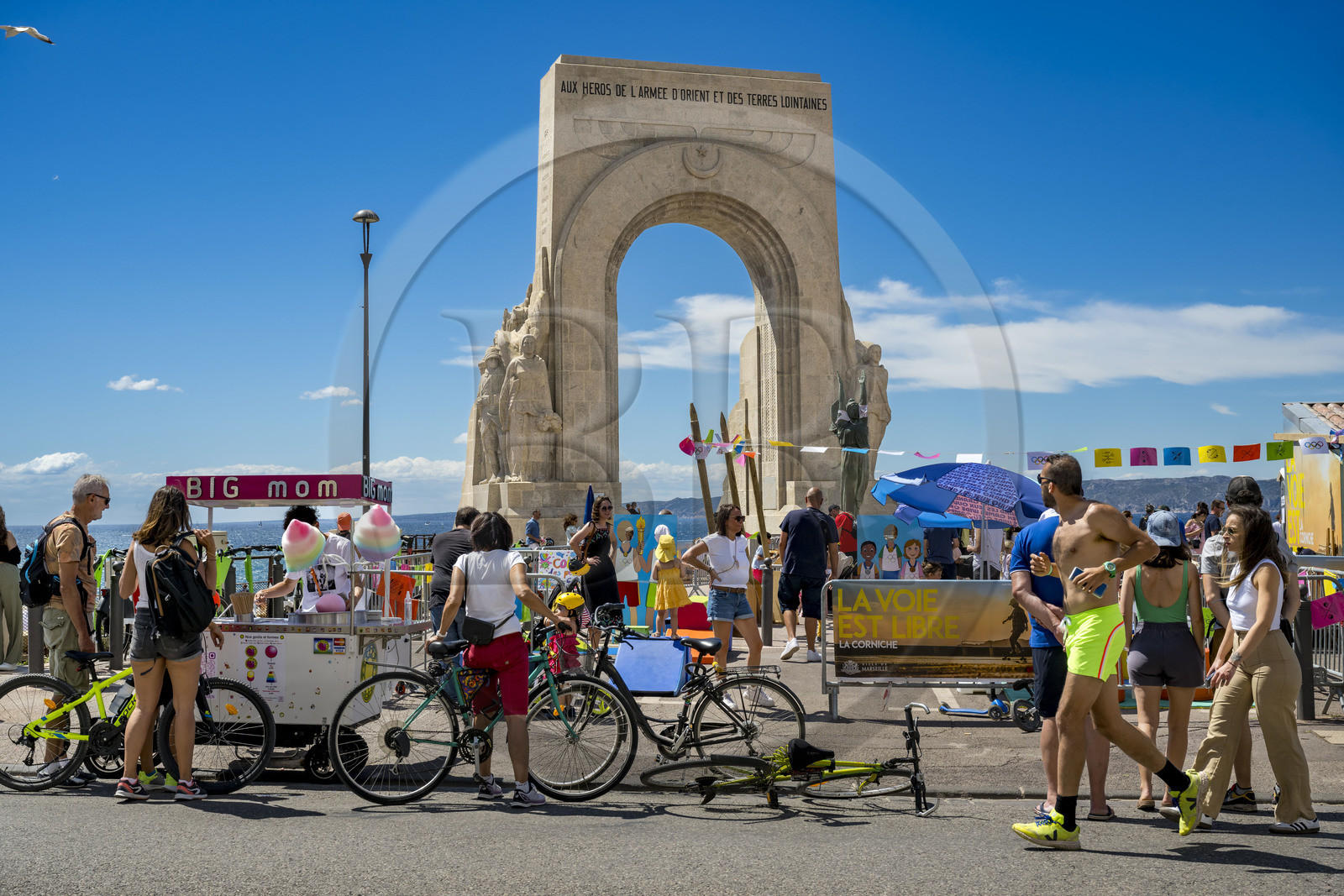 France, Bouches-du-Rhône (13), Marseille, quartier d'Endoume, le Vallon des Auffes, monument aux morts de l'armée d'Orient et des terres lointaines en bordure de la Corniche JF Kennedy