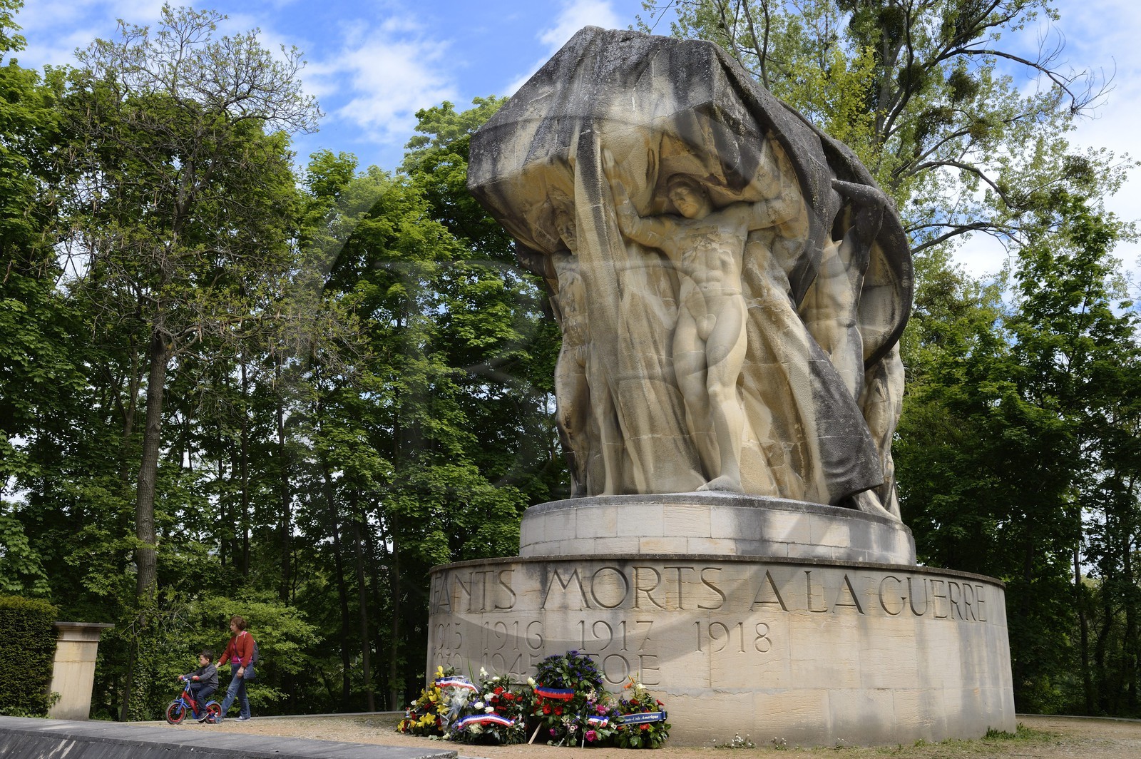 France, Rhône (69), Lyon,  le parc de la Tête d' Or, l’île du souvenir, memorial de l'architecte lyonnais Tony Garnier et du sculpteur Jean-Baptiste Larrivé grand prix de Rome en 1904 pour honorer les militaires morts au combat