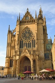 France, Moselle (57), Metz, la cathédrale Saint-Etienne en pierre de Jaumont, la facade occidentale au-dessus du portail principal dit portail de la Vierge et terrasse de Café place Jean Paul 2