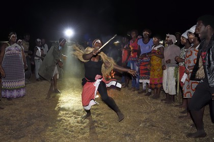 Gabon, province de Ogooué- Maritime, Omboué, région du Loango, danses traditionnelles Nkomi (Myènè)