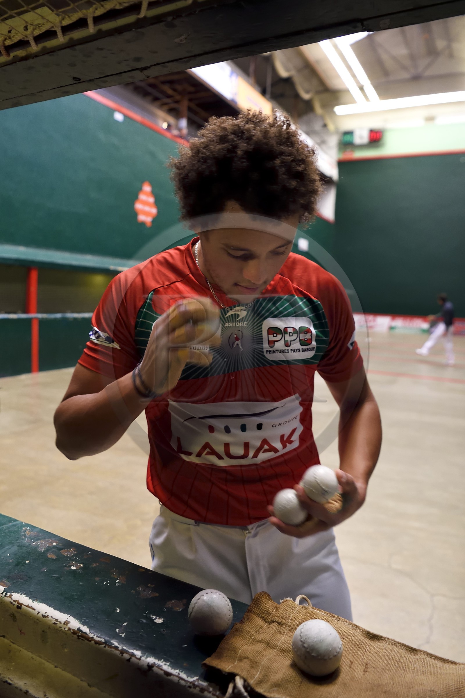 France, Pyrénées-Atlantiques (64), Pays-Basque, Saint-Jean-Pied-de-Port, trinquet Garat, traditionnelle partie de Pelote basque à main nue pour la coupe des Chasseurs