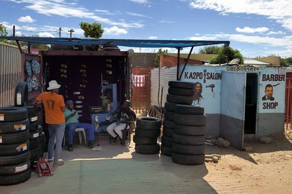 Namibie, région de Khomas, Windhoek, township de Katutura, magasin de pneus et salon de coiffure