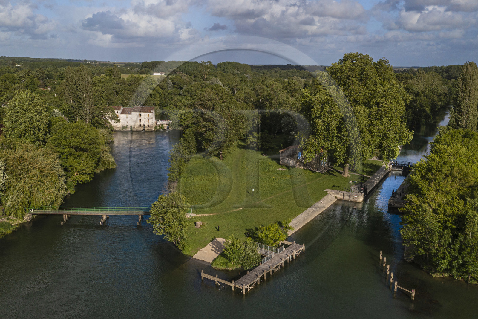 France, Charente-Maritime (17), Chaniers,  restaurant Le Moulin de la Baine, dans un moulin du XVIIe surplombant la Charente, à droite son bras navigable barré par une écluse (vue aérienne)