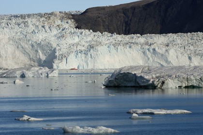 Groenland, cote ouest, baie de Disko, baie de Quervain, bateau progessant à bonne distance devant le glacier Eqip Sermia (glacier Eqi) s'étale sur 4 km et s'élève jusqu'à 50 mètres de hauteur