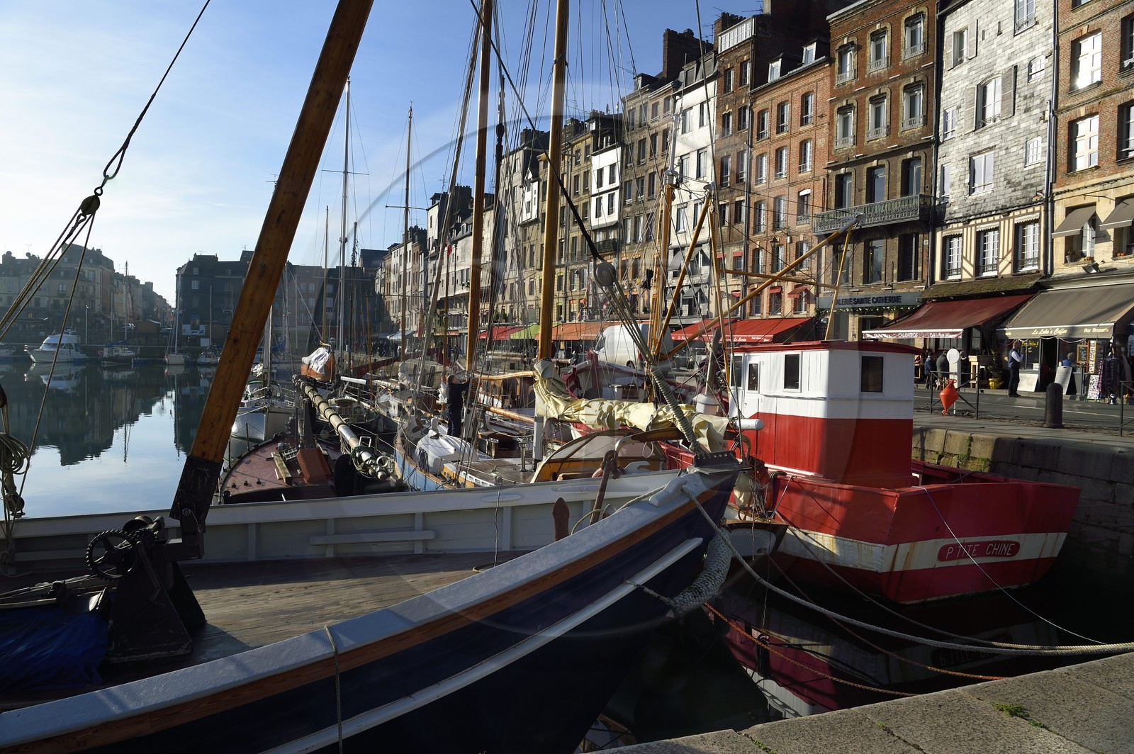 France, Calvados (14), Pays d'Auge, Honfleur, le Vieux-Bassin, le quai Sainte-Catherine