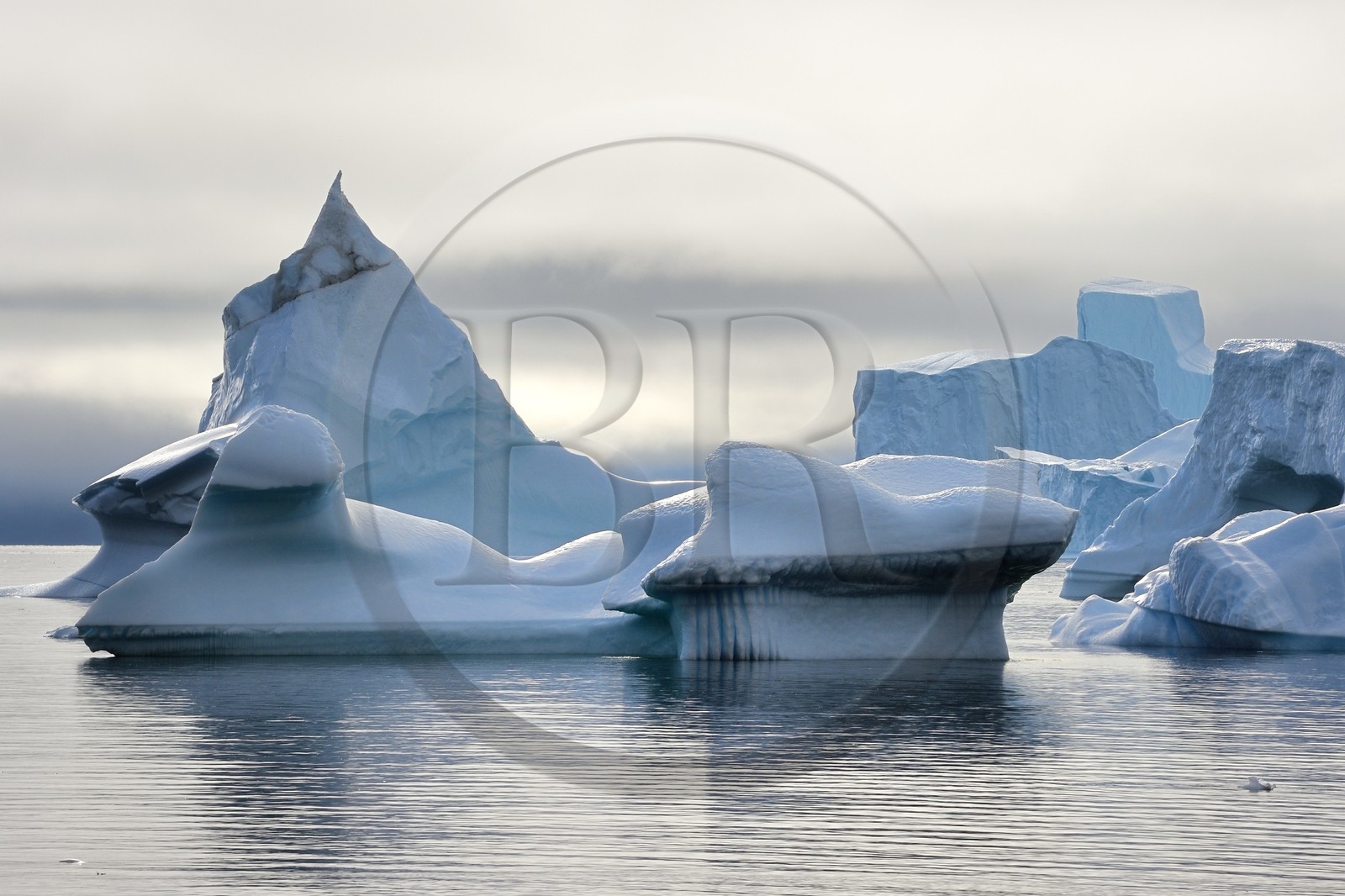 Groenland, cote ouest, Ile de Disko, baie du village de Qeqertarsuaq, icebergs dans la brume