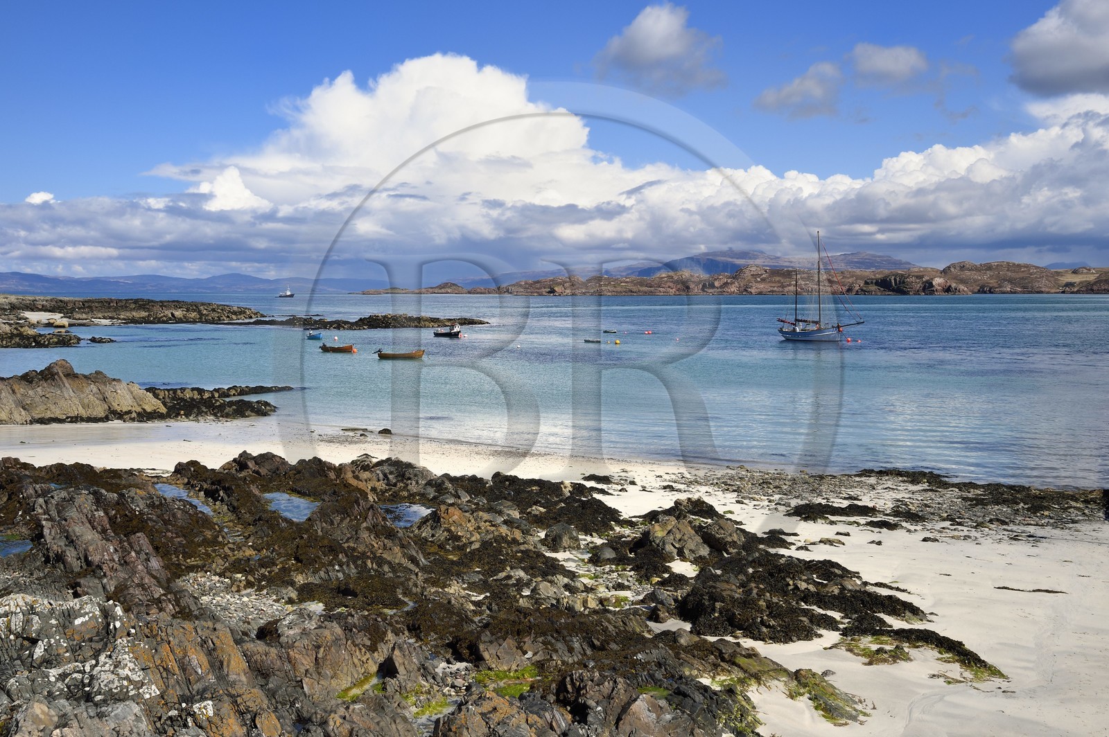 Royaume-Uni, Ecosse, Highland, Hébrides intérieures, plage de sable sur l'Ile de Iona faisant face au Ross of Mull Royaume-Uni, Ecosse, Highland, Hébrides intérieures, plage de sable sur l'Ile de Iona faisant face au Ross of Mull