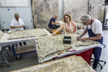 France, Bouches-du-Rhône (13), Arles, musée départemental Arles antique, atelier de conservation et de restauration, restauration du tullo, mortier antique découvert dans la maison de la harpiste (entre 70 et 50 av. J.-C.), Aurélie Martin responsable du service
