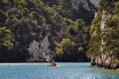 France, Alpes-de-Haute-Provence (04), Parc Naturel Régional du Verdon, kayak dans les Basses Gorges du Verdon en aval du lac de Sainte Croix