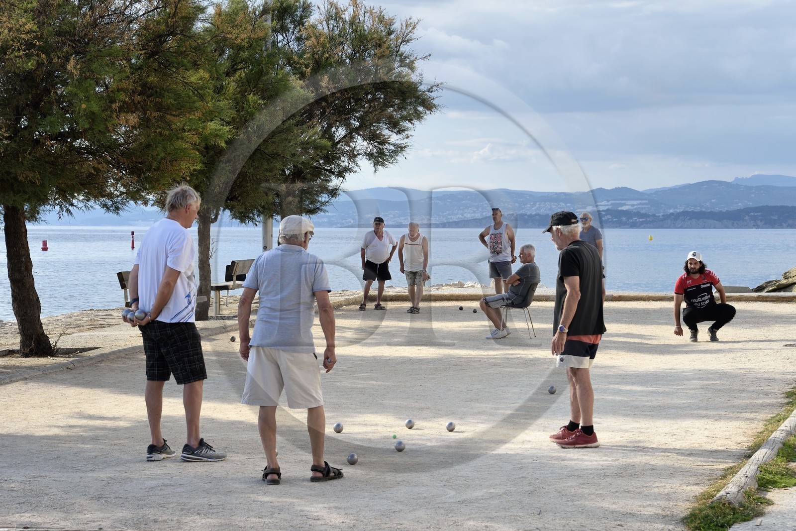 France, Var (83), Six-Fours-les-Plages, Le Brusc, partie de pétanque ou jeu de boules France, Var (83), Six-Fours-les-Plages, Le Brusc, partie de pétanque ou jeu de boules