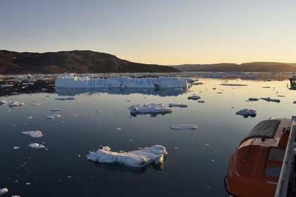Groenland, cote ouest, baie de Disko, le bateau de croisière MS Fram de la compagnie Hurtigruten progresse entre les icebergs de la baie de Quervain
