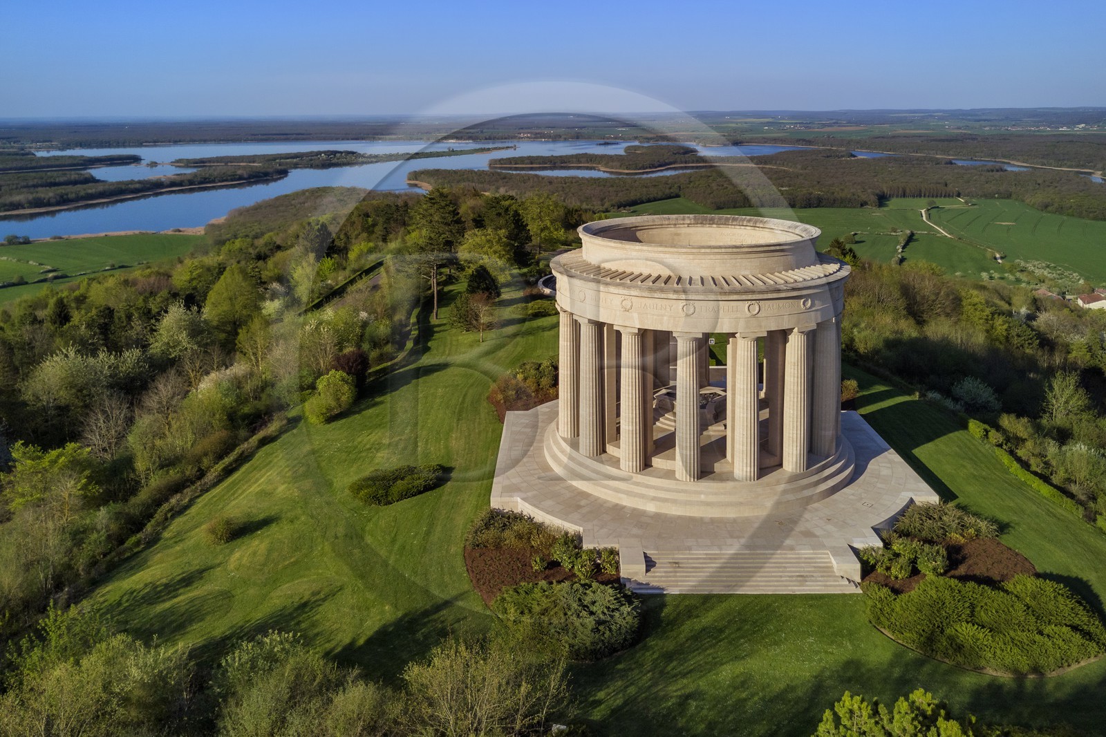 France, Meuse (55), Parc régional de Lorraine, Cotes de Meuse, monument américain de la Butte de Montsec commémorant les offensives menées par l'armée américaine sur le saillant de Saint-Mihiel lors de la Première Guerre mondiale (vue aérienne)