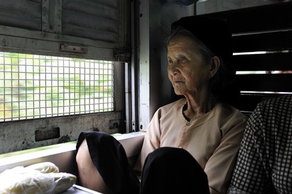 Vietnam, train de jour de Lao Cai à Hanoï, classe assis dur non climatisé, les grillages sont là pour protéger les passagers des éventuels lancer de pierres par des enfants