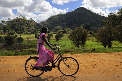 Tanzania, Morogoro district, Uluguru mountains, cycliste on the Matombo track