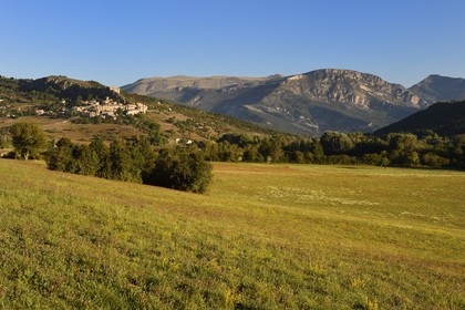 France, Var (83), Parc Naturel Régional du Verdon, village de Trigance qui domine la vallée du Jabron