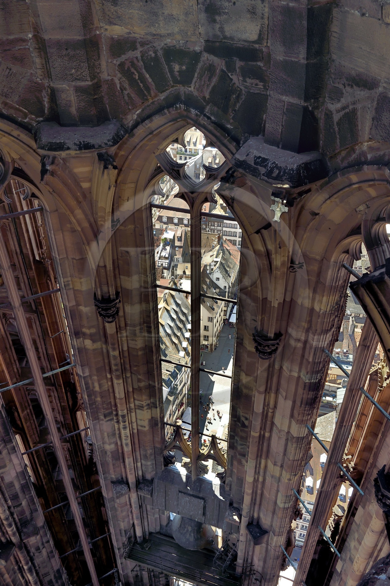 France, Bas-Rhin (67), Strasbourg, vieille ville classée au Patrimoine Mondial de l'UNESCO, la cathédrale Notre-Dame, une des quatre cloches fixes qui sonnent les heures dans la tour octogonale
