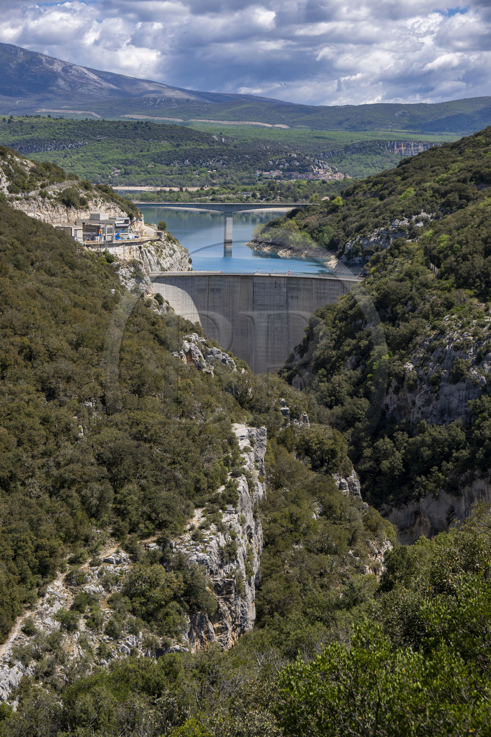 Var (83) rive gauche et Alpes-de-Haute-Provence (04) rive droite, Parc Naturel Régional du Verdon, Basses Gorges du Verdon en aval du lac de Sainte Croix, les gorges de Baudinard et le barrage de Sainte Croix en arrière plan (vue aérienne)