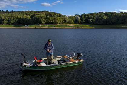 France, Nièvre (58), Parc naturel régional du Morvan, Chaumard, lac de Pannecière, Jean-Bernard Dioux vice-président de l’AMC, l’Association Morvan Carnassier, pêche à la ligne sur une barque (vue aérienne)
