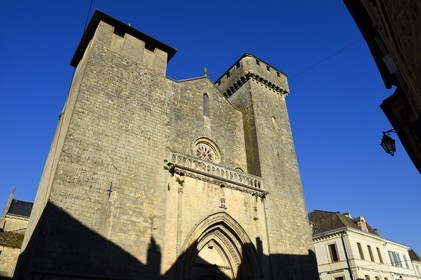 France, Dordogne (24), Périgord Pourpre, Beaumont-du-Périgord, l'église fortifiée Saint-Laurent-et-Saint-Front de style gothique anglais du XIIIe siècle au coeur de la bastide