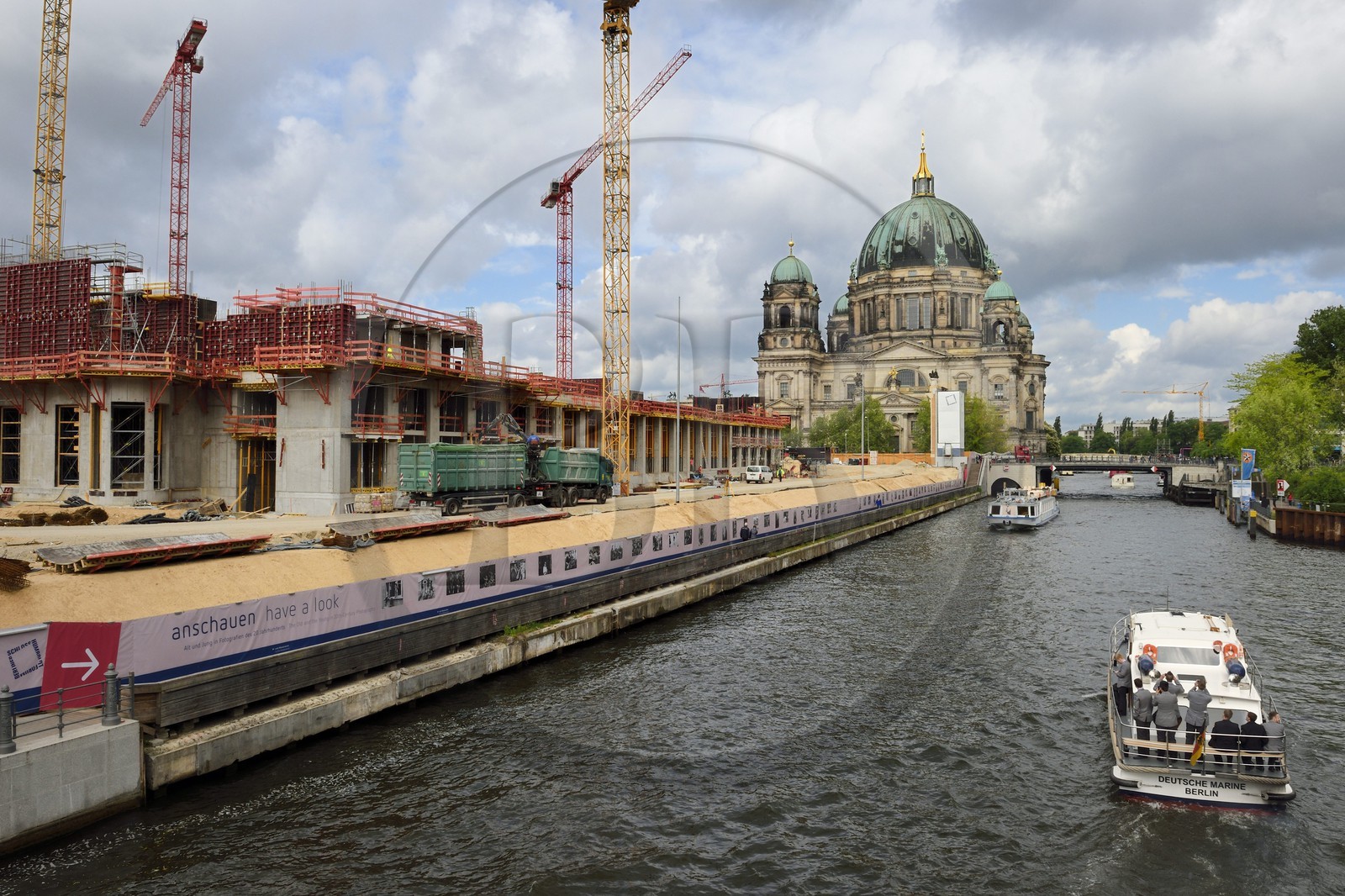 Allemagne, Berlin, construction du nouveau Berliner Stadtschloss au bord de la rivière Spree et le Berliner Dom en arrière plan
