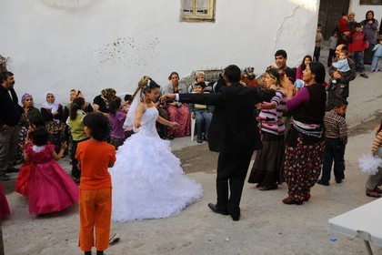 Turquie, Anatolie centrale, Ankara, la citadelle dans la vieille ville, mariage gitan dans la rue