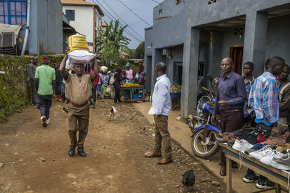 Rwanda, Province de l’Ouest, Gisakura, commerces et étals dans les rues du village