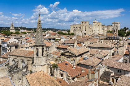 France, Vaucluse (84), Avignon, Palais des Papes classé Patrimoine mondial de l'UNESCO au dessus des toits de la vieille ville, l'ancienne église Notre-Dame la Principale au premier plan, le clocher de l'Hotel de ville à gauche et de l'église Saint-Pierre à droite en arrière plan (vue aérienne)