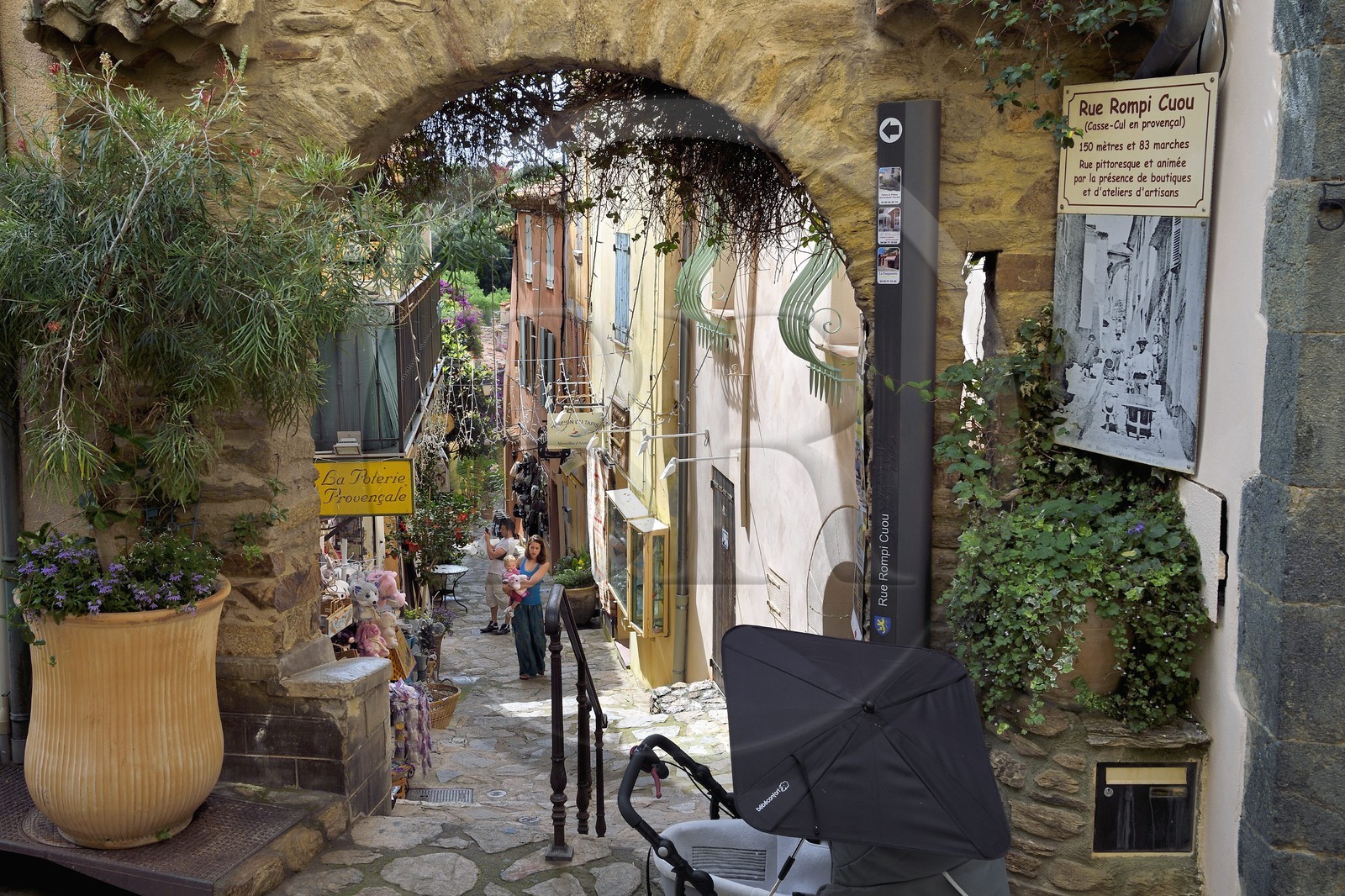 France, Var (83), Bormes-les-Mimosas, la rue Rompi Cuou (casse-cul en provencal) dans la vieille ville