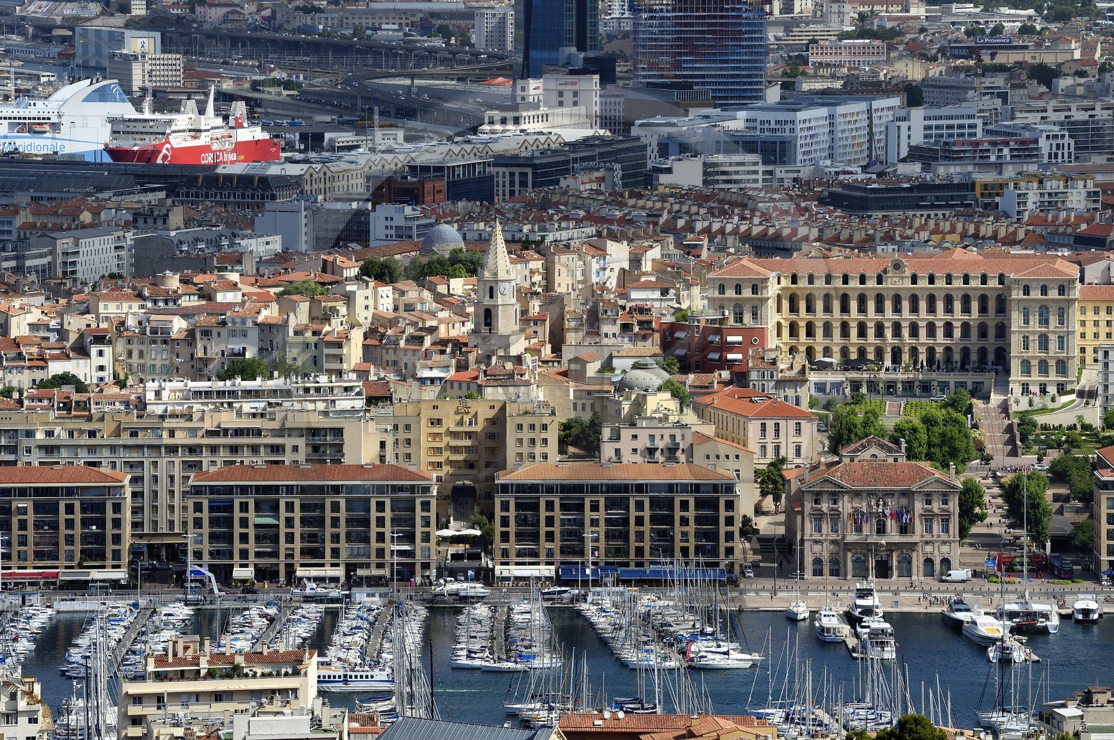 France, Bouches-du-Rhône (13), Marseille, Zone Euroméditerranée, Le Vieux Port, le quartier du Panier et le Grand Port Maritime de Marseille en arrière-plan, l'ancien hotel Dieu devenu l'hotel Intercontinental au centre à droite devant la mairie