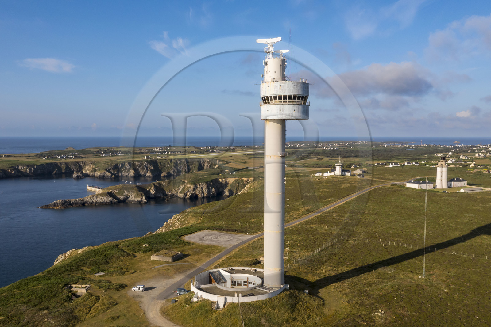 France, Finistère (29), Mer d'Iroise, Ile d'Ouessant, tour radar du Stiff de l'architecte Jean Prouvé (1982) qui surveille le rail de circulation maritime dans la Manche pour le Cross Corsen, la baie, le semaphore et le phare du Stiff en arrière plan (vue aérienne)