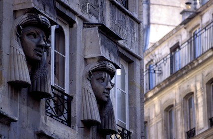France, Paris (75), place du Caire, entrée du Passage du Caire, chapiteaux hathoriques d'inspiration égyptienne