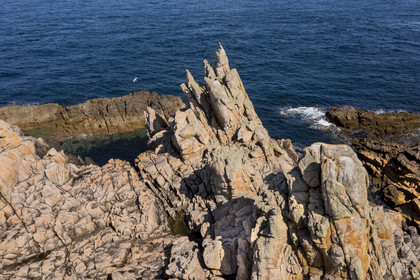 France, Finistère (29), Mer d'Iroise, Ile d'Ouessant, rochers façonnés par les tempêtes au pied du phare du Créac’h (vue aérienne)