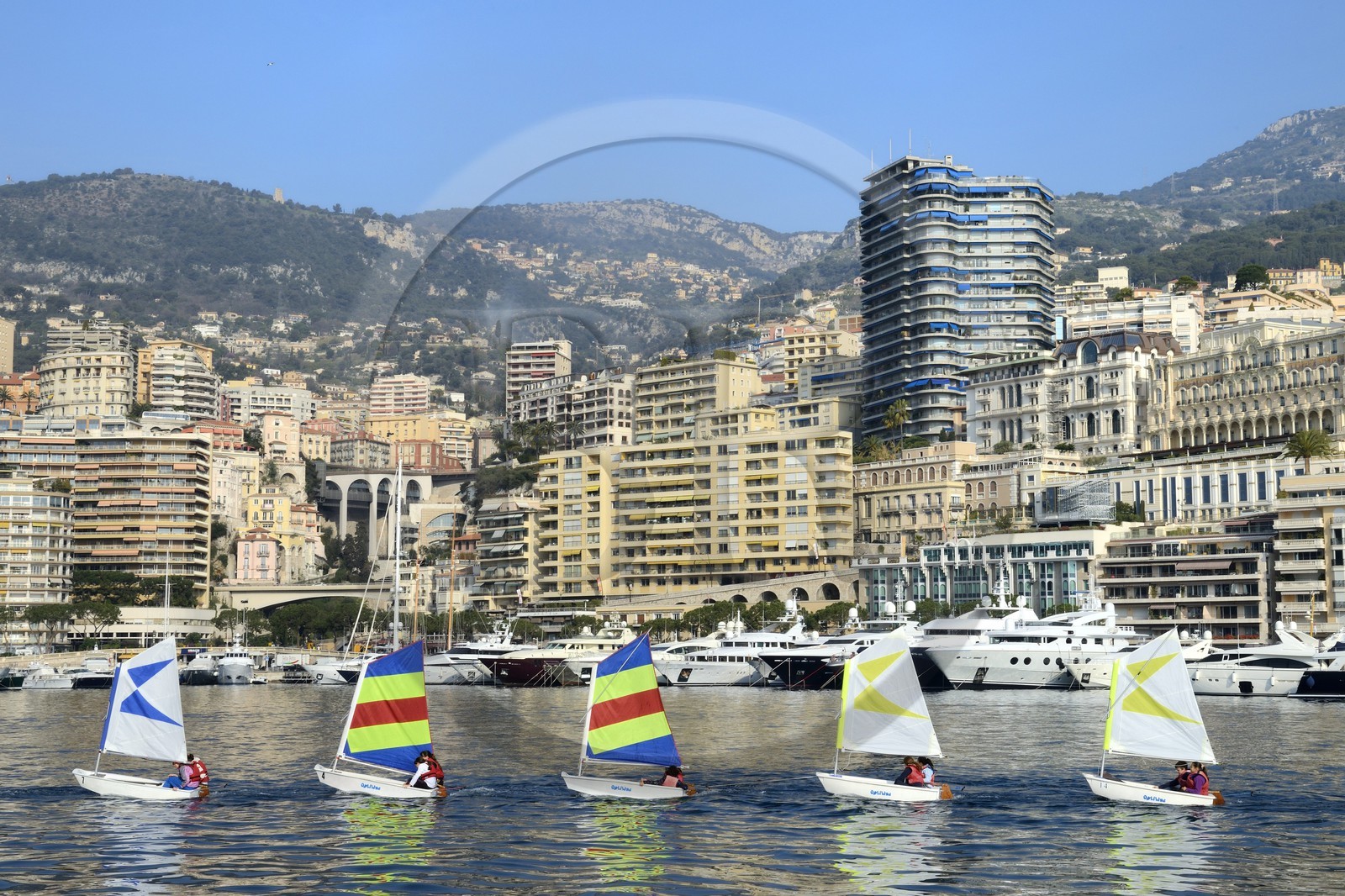 Principauté de Monaco, Monaco, l'ecole de voile dans port Hercule
